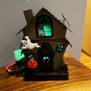 Scentsy Manic Mansion Warmer. New in Box